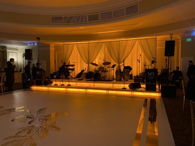 oheka castle wedding band stage decor (2)
